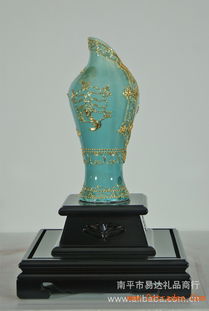 匠心傳承 廈門(mén)單鳳女唐裝與結(jié)晶蘋(píng)果工藝品的美學(xué)交融